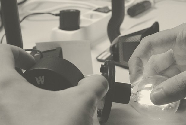 Des mains en train de manipuler une lampe solaire